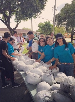 Miami Students Participate in the City of Sweetwater’s Annual Thanksgiving Food Packing & Distribution Event