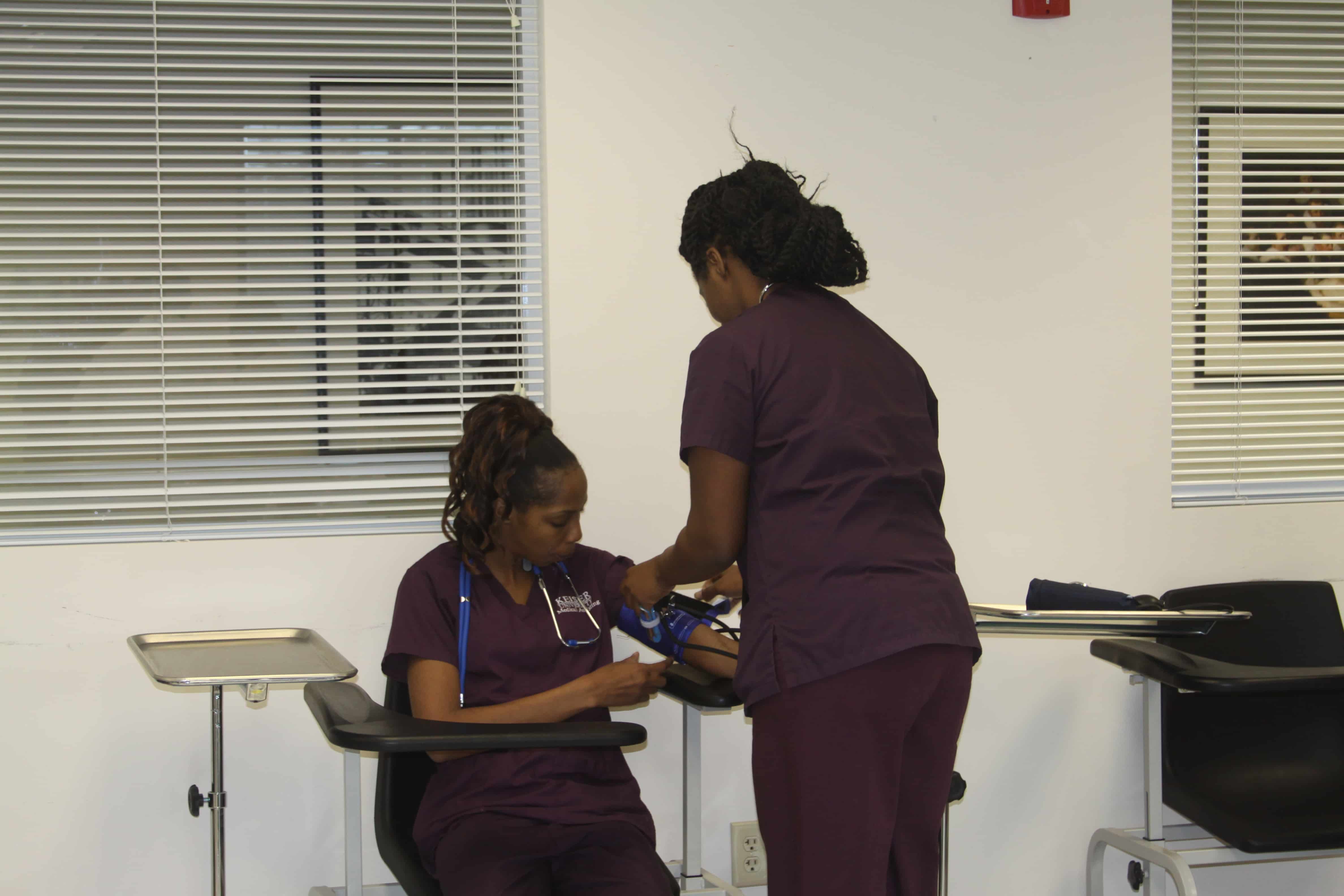 Medical Assistant Students in Jacksonville Learn New Skills - Keiser