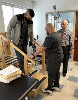Keiser University Physical Therapy And Chiropractic Student Enjoy Collaborating - Physical Therapy Assistant And Doctor Of Chiropractic Program Learners Enjoy Rewarding Collaboration - Academics Keiser University Physical Therapy and Chiropractic Student Enjoy Collaborating